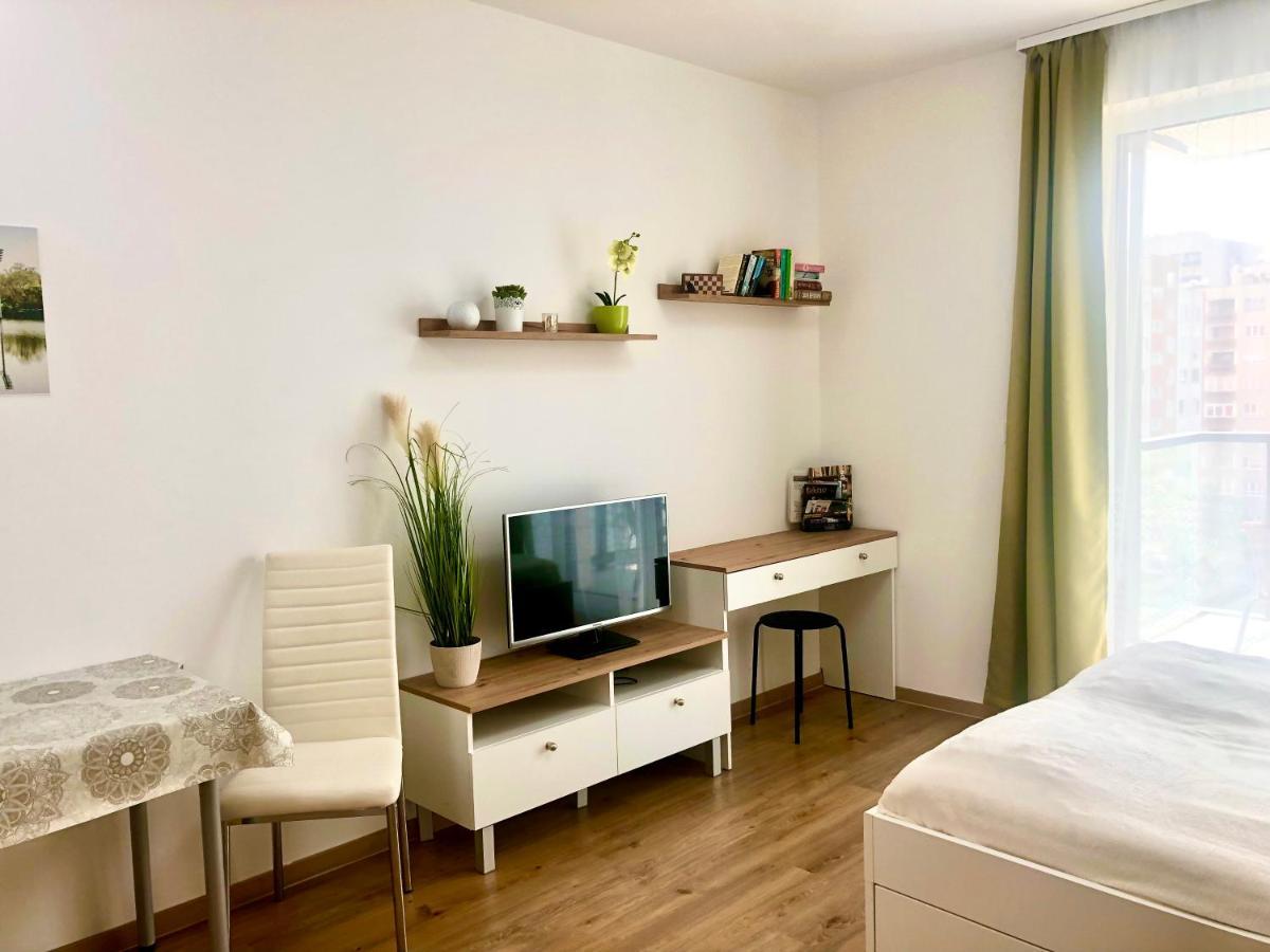 Sweet Home Apartman , 30Sqm Studio, Free Private Parking, Mountain View, Balcony, 20 Min From Downtown Будапешт Экстерьер фото