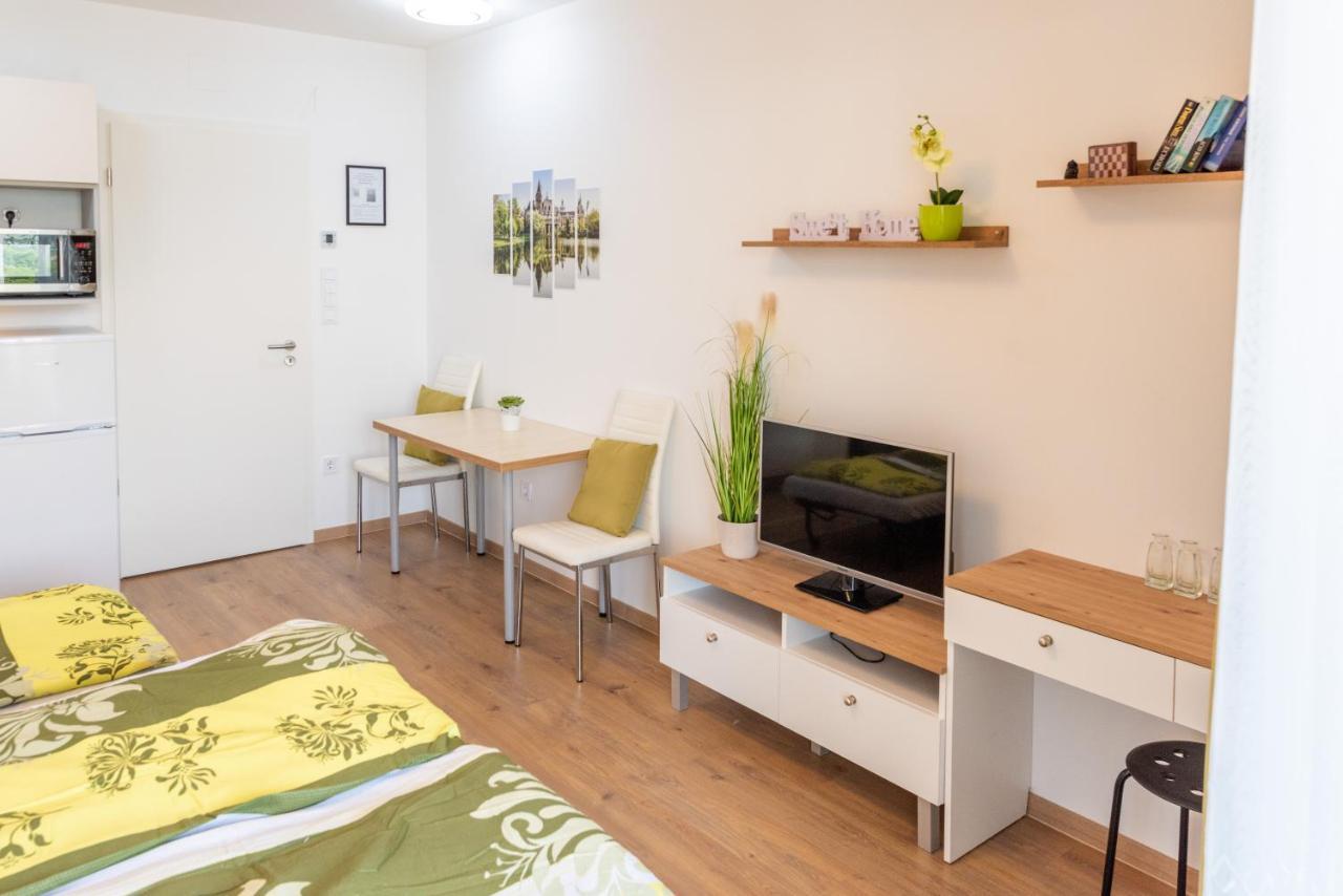 Sweet Home Apartman , 30Sqm Studio, Free Private Parking, Mountain View, Balcony, 20 Min From Downtown Будапешт Экстерьер фото